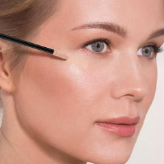 Chanaco lip wand application demo showing precise lipstick use
