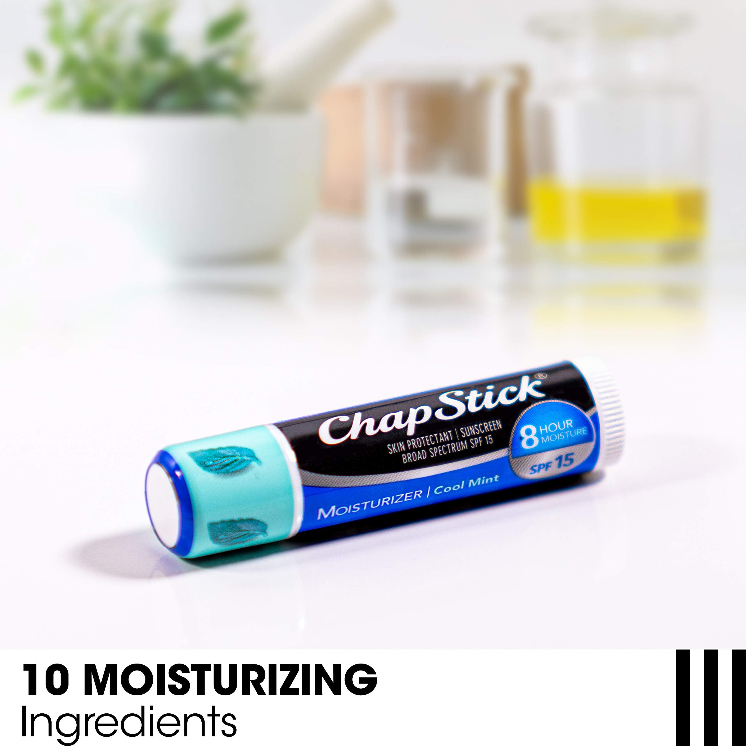 Aplicación suave de ChapStick en labios secos con textura ligera
