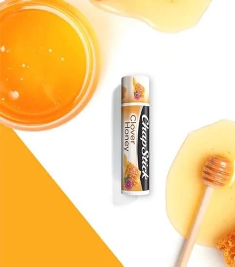 ChapStick balsamo labial miel de trebol, textura suave para uso diario.