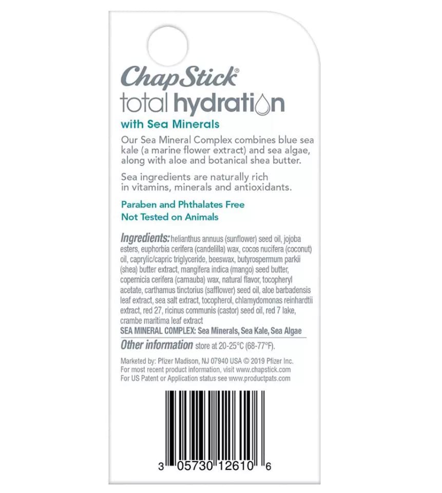 Aplicación suave de ChapStick Hidratación Total, tono translúcido ideal para uso diario.