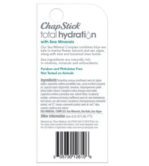 Aplicación suave de ChapStick Hidratación Total, tono translúcido ideal para uso diario.