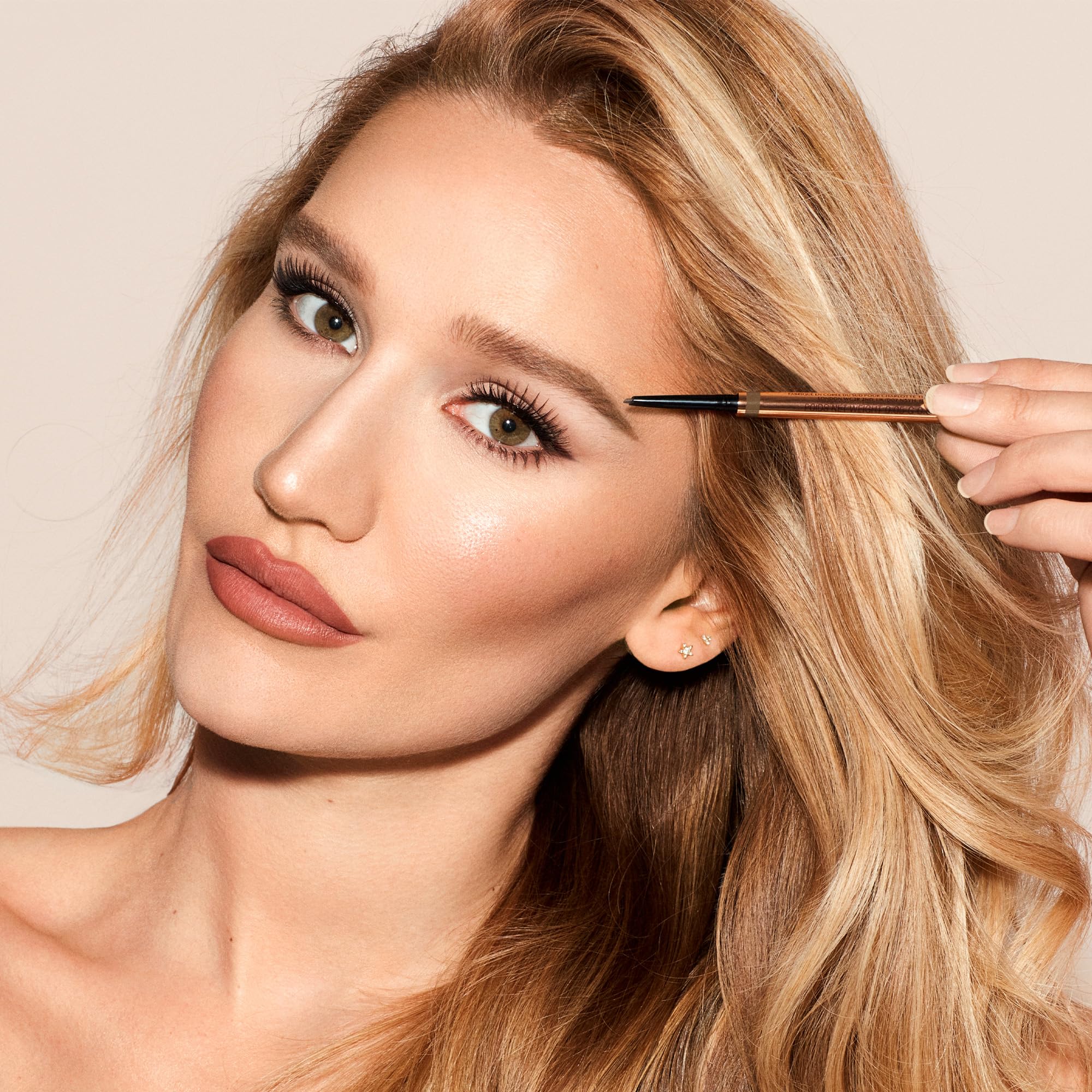 Charlotte Tilbury Brow Cheat duración de 16 horas y fijación estable