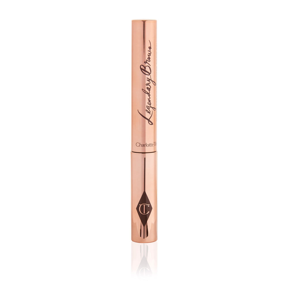 Aplicación paso dos del sistema Supermodelo de Charlotte Tilbury para cejas definidas