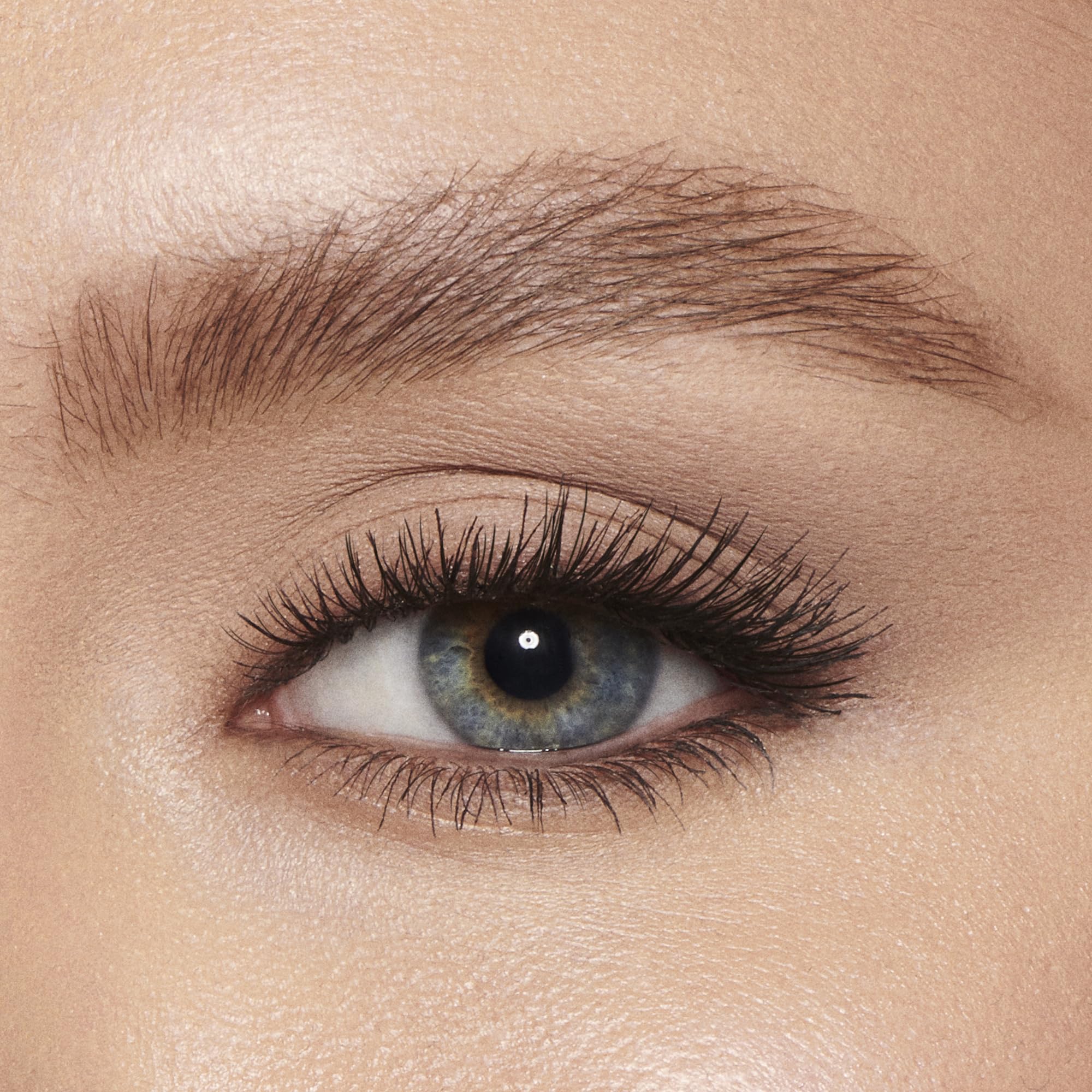Tono Marrón Suave de Charlotte Tilbury para cejas con matiz cálido