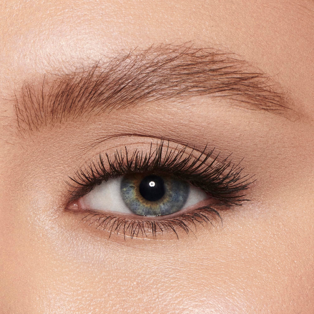 Tono Marrón Suave de Charlotte Tilbury para cejas con matiz cálido