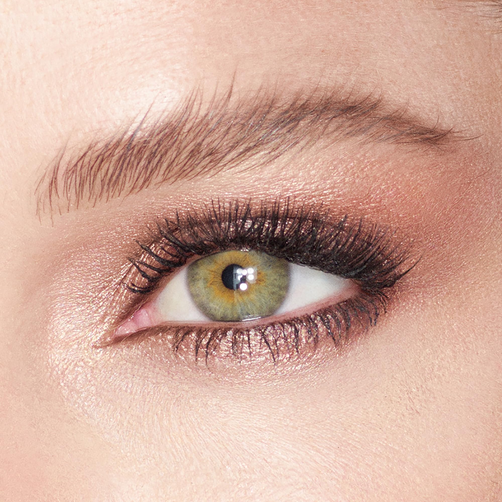 Charlotte Tilbury Eyes to Mesmerize Oyster Pearl crease-resistant wear preserves color from day to night
