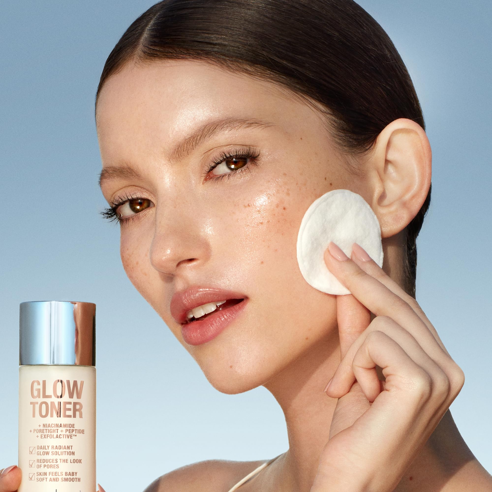 Charlotte Tilbury Glow Face Toner Mini — aplicación con disco de limpieza para piel fresca.