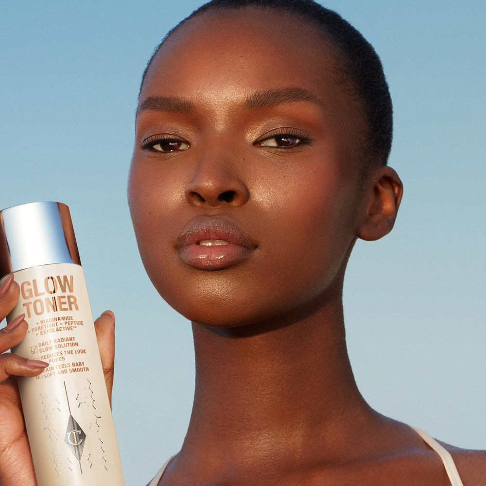 Charlotte Tilbury Glow Face Toner Mini — exfoliantes suaves de cactus para tez más luminosa.
