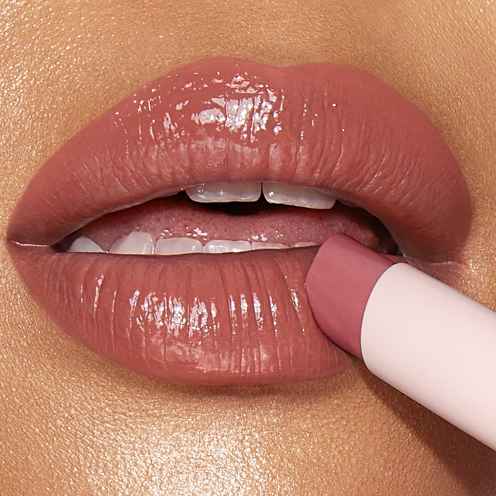 Charlotte Tilbury Hyaluronic Happikiss close-up highlights light-reflecting pigments.