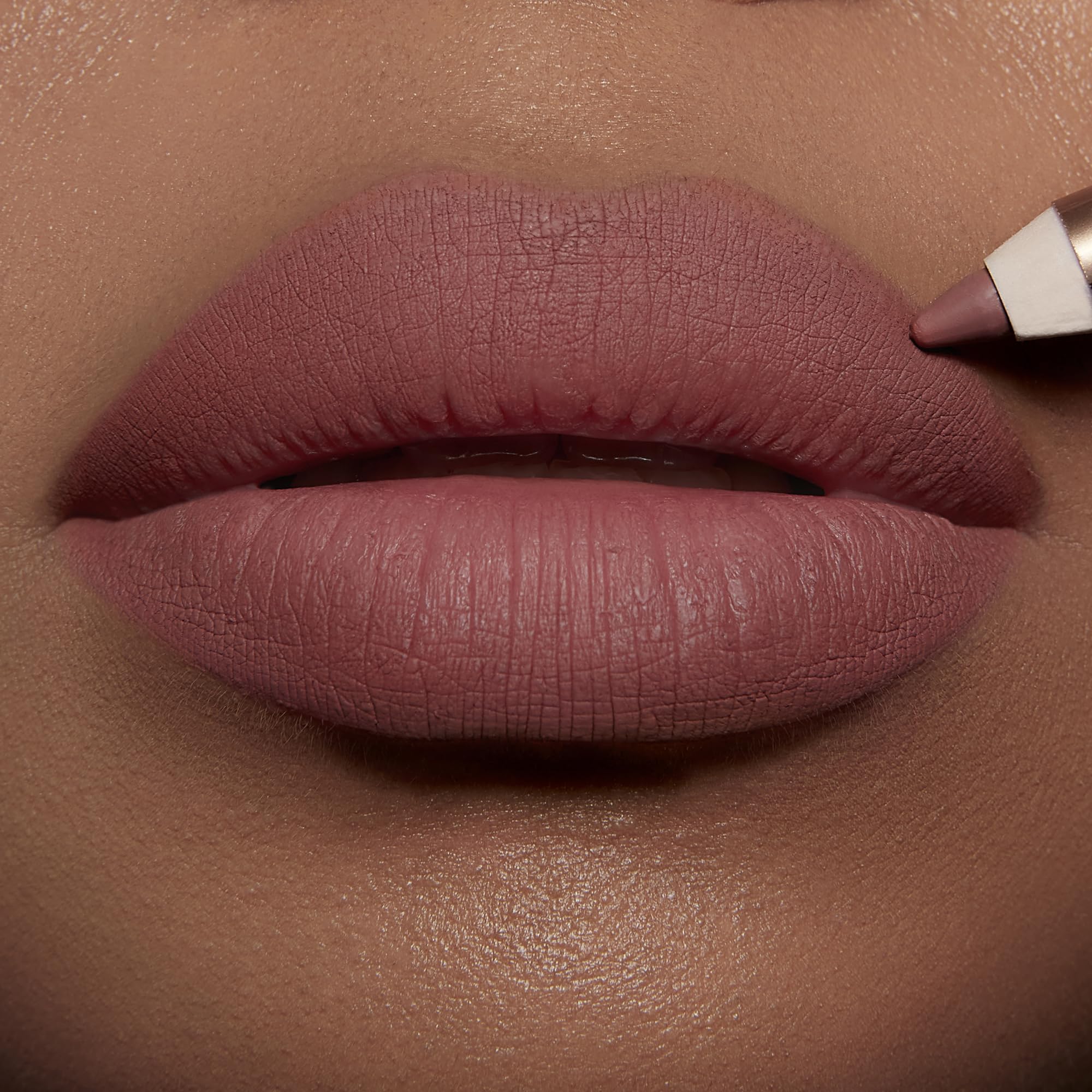 Lip Cheat textura sedosa que se desliza sin tirar de la piel.