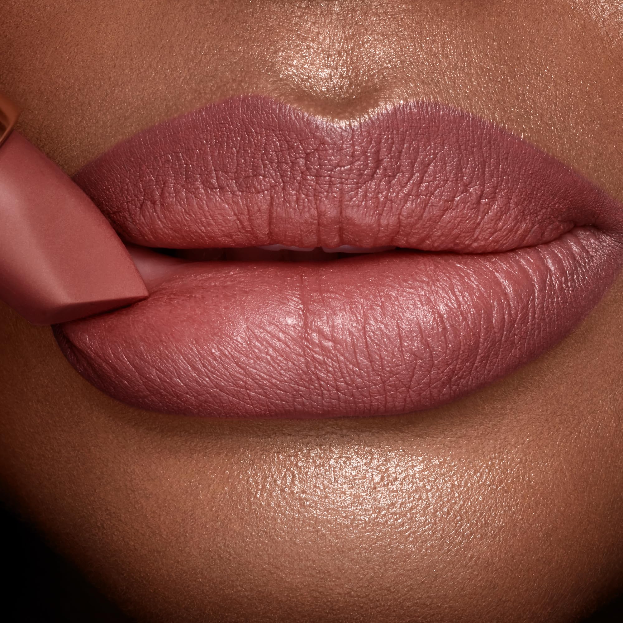 Angled square bullet enables effortless lip definition.