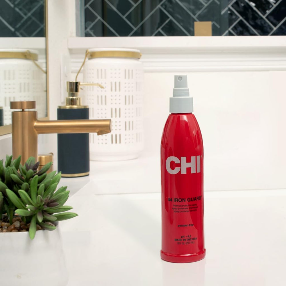CHI 44 Iron Guard: mano sosteniendo el spray para aplicación fácil.