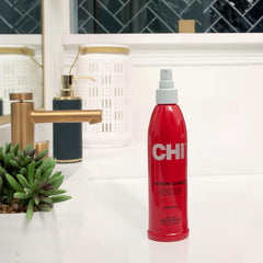 CHI 44 Iron Guard: mano sosteniendo el spray para aplicación fácil.