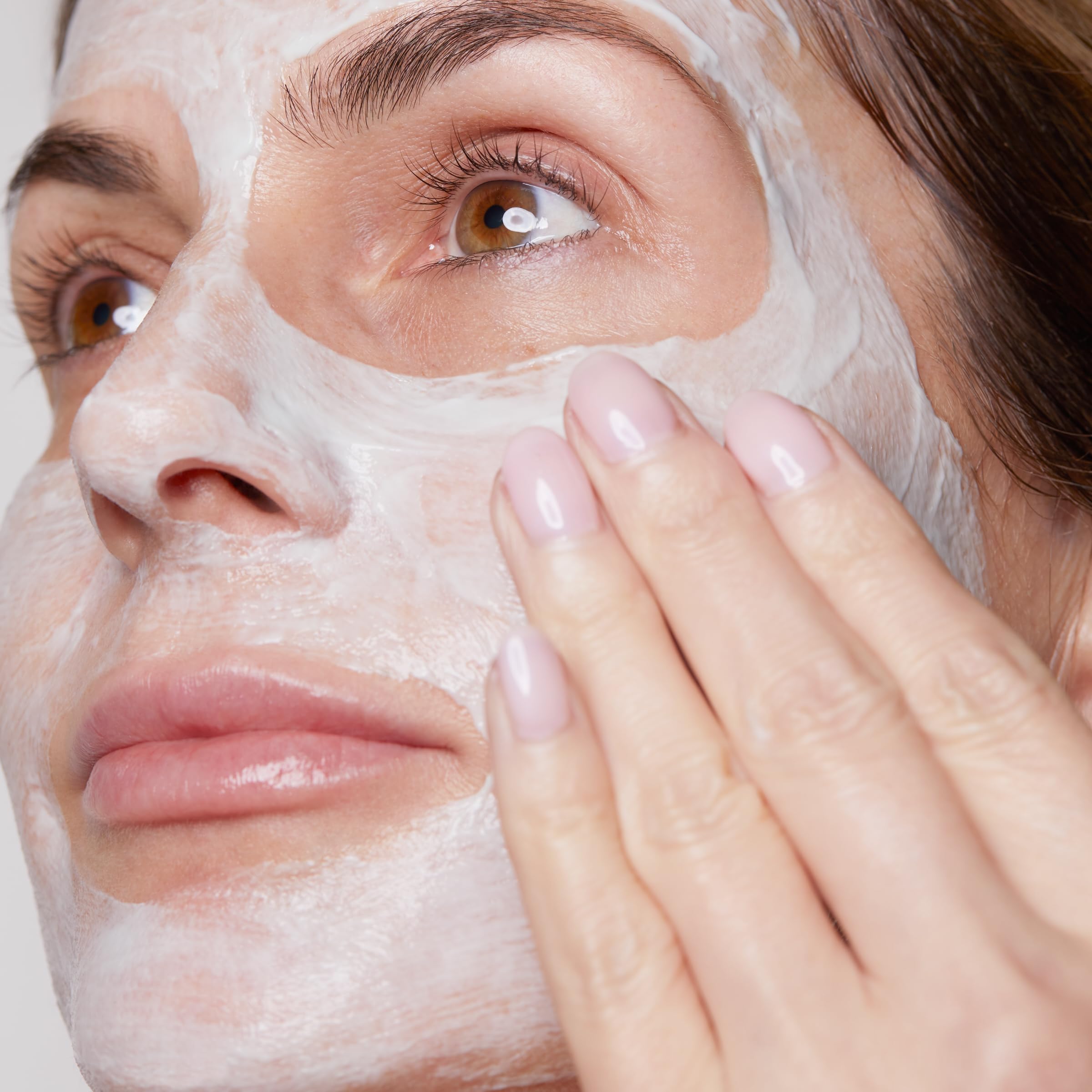 Pore-minimization focus shown with Clarins Cryo-Flash mask