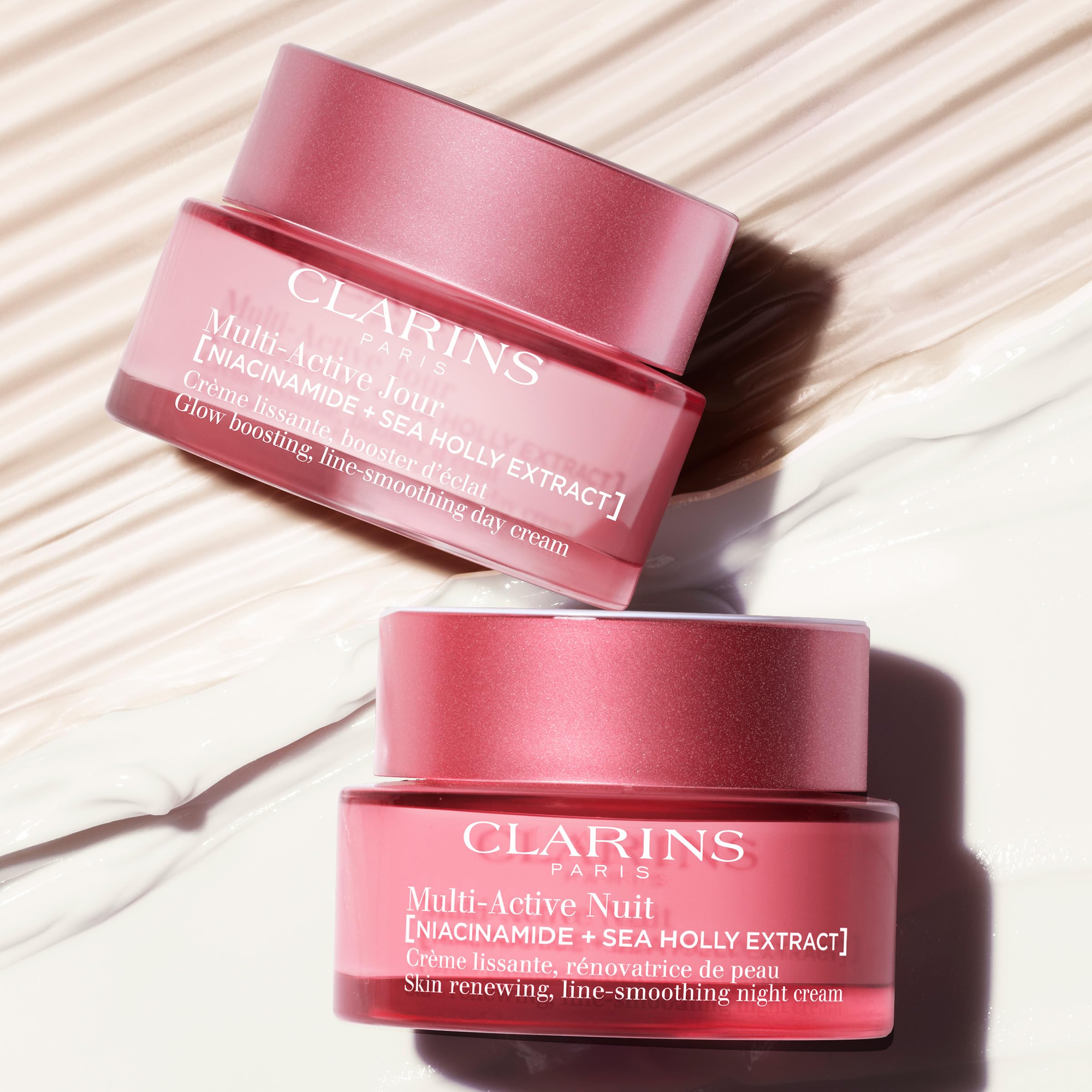 Clarins Multi-Active Día, enfoque en poros refinados y tono uniforme.