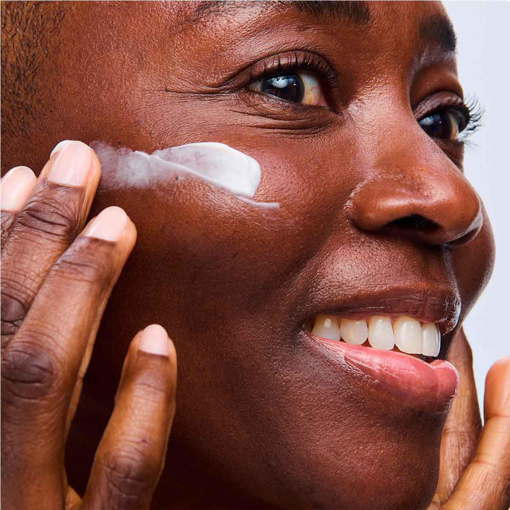 La crema nocturna de Clarins aporta densidad y soporte a la piel.