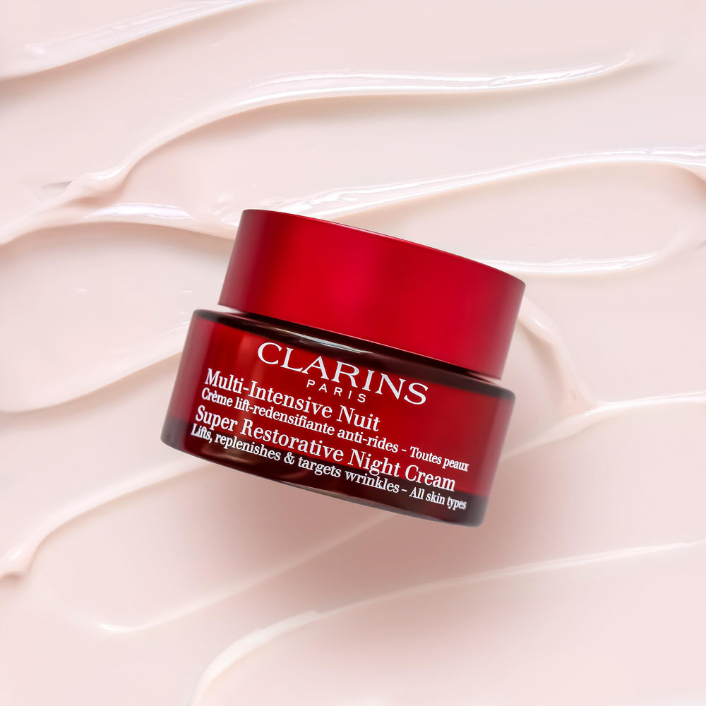 Iluminación suave de la piel al usar la crema nocturna de Clarins.