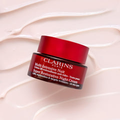 Iluminación suave de la piel al usar la crema nocturna de Clarins.