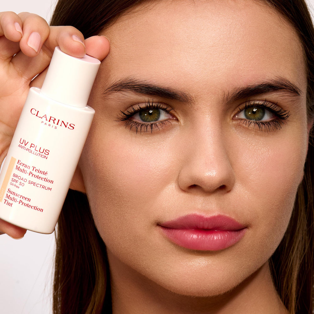 Clarins UV Plus shade Light swatch for natural color match