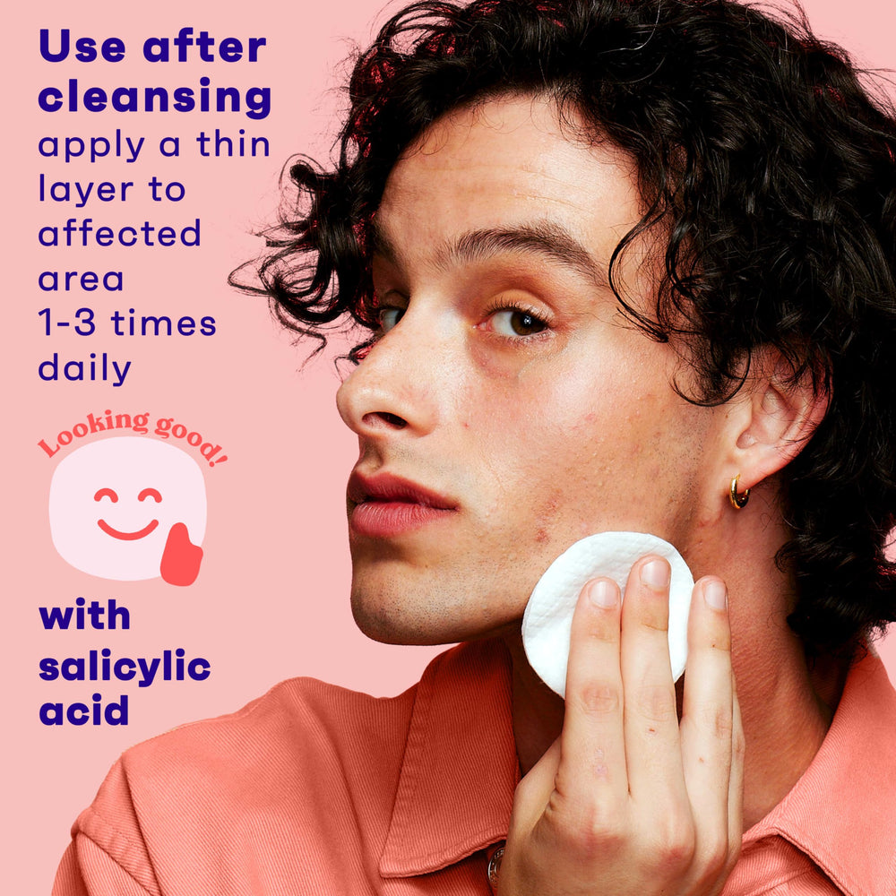 Clean & Clear Essentials skin application demonstrates simple post-cleansing use.