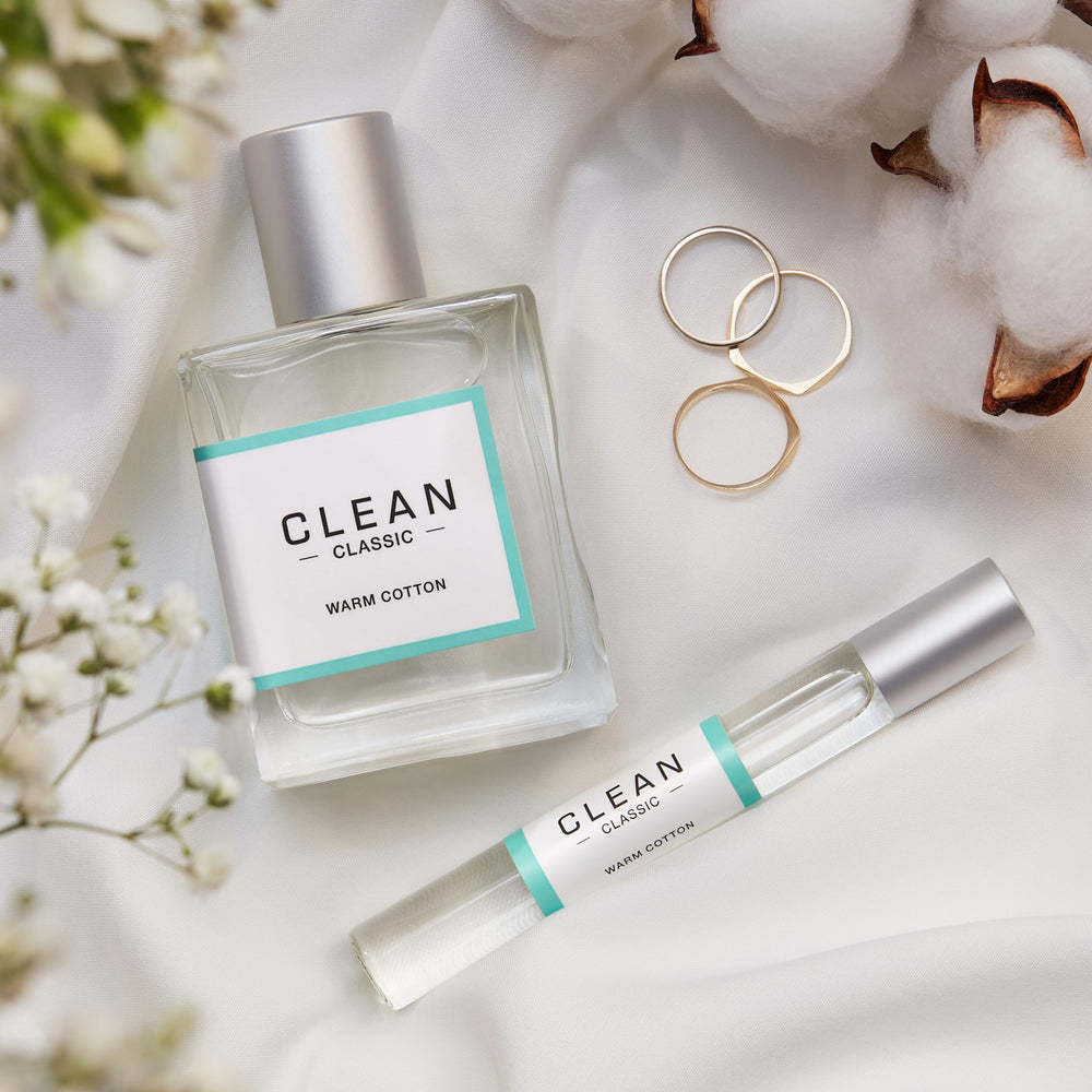 CLEAN CLASSIC Warm Cotton duo gift wrap enhances seasonal presentation.