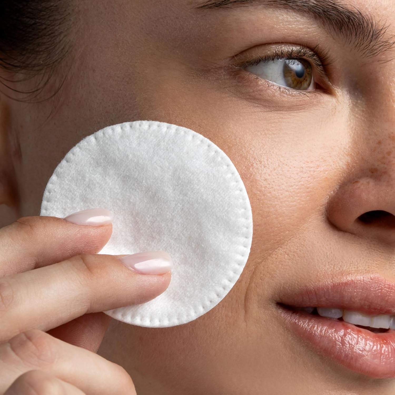 Cliganic cotton rounds for face, lint-free and hypoallergenic for sensitive skin.