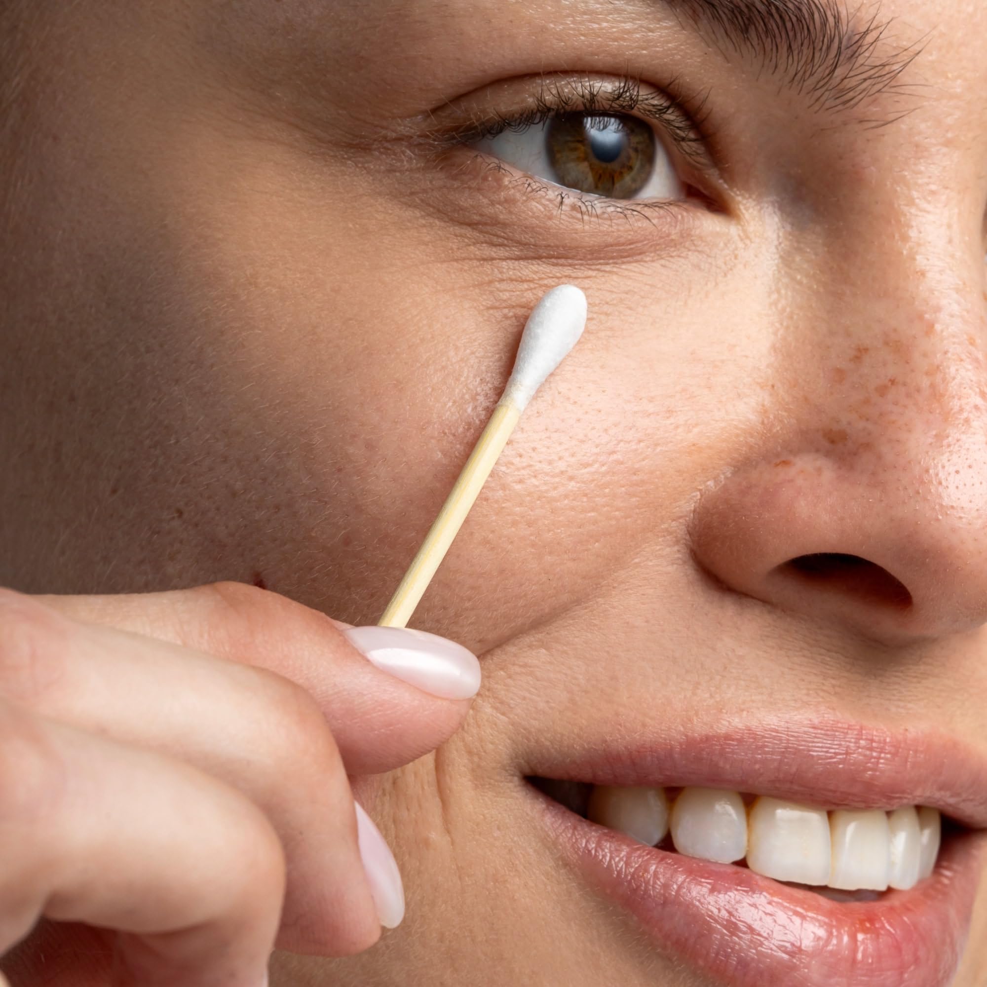 Cliganic paper-sticks plastic-free swabs for safe eco-friendly cleaning.