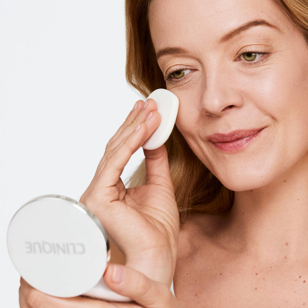 Clinique Beyond Perfecting powder on the go enables easy touch-ups