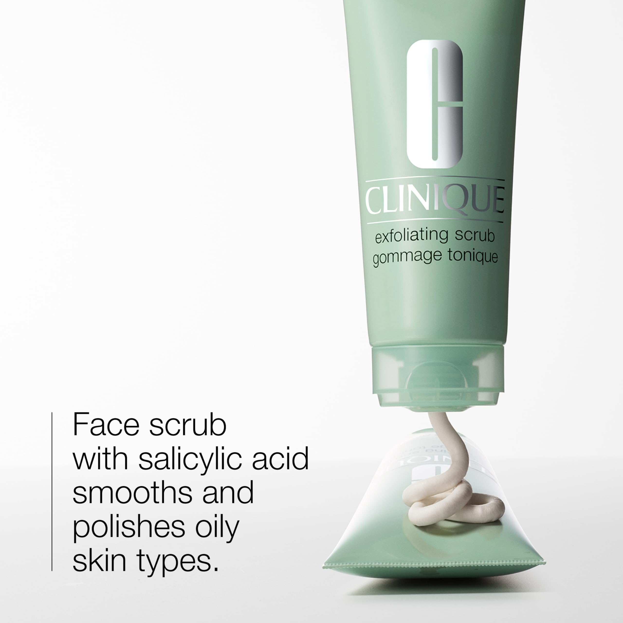 Aplicación del exfoliante facial de Clinique en la palma.