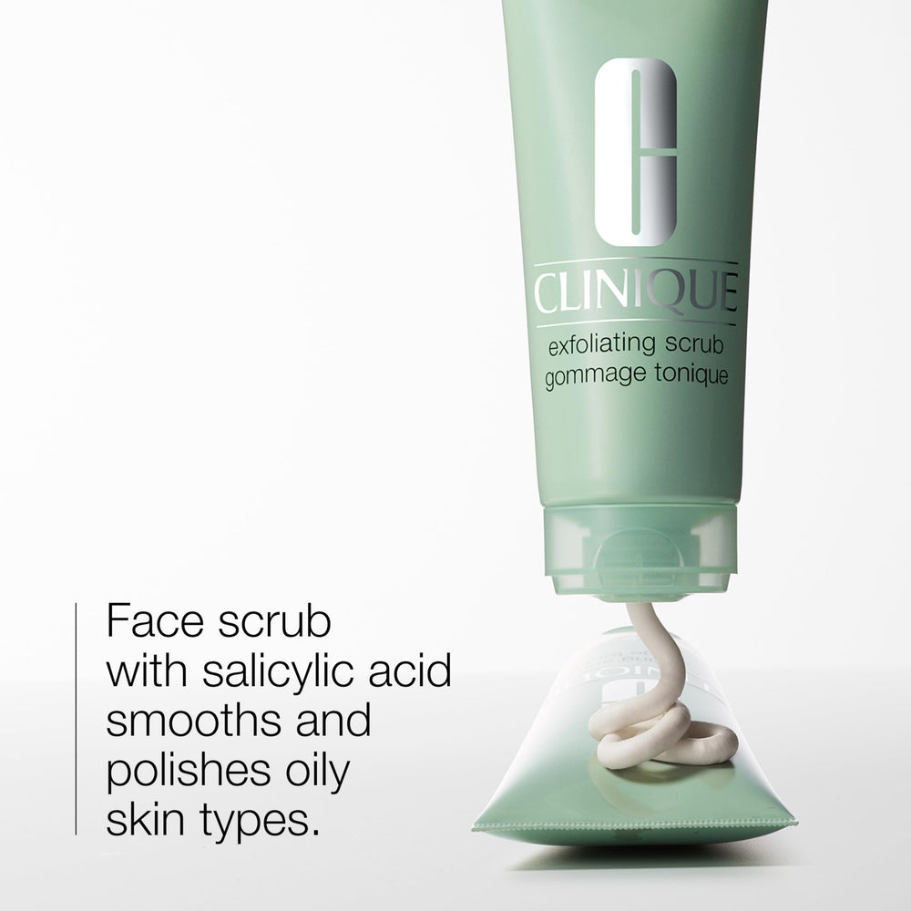 Aplicación del exfoliante facial de Clinique en la palma.