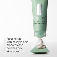 Aplicación del exfoliante facial de Clinique en la palma.