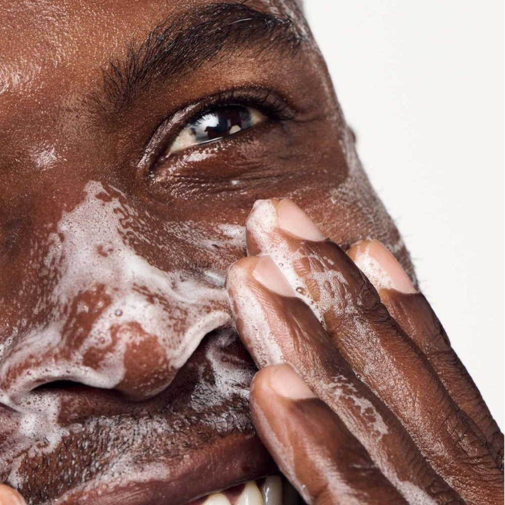 Clinique For Men Face Wash moisture-balance graphic suggests skin stays comfortable after cleansing.
