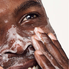 Clinique For Men Face Wash moisture-balance graphic suggests skin stays comfortable after cleansing.