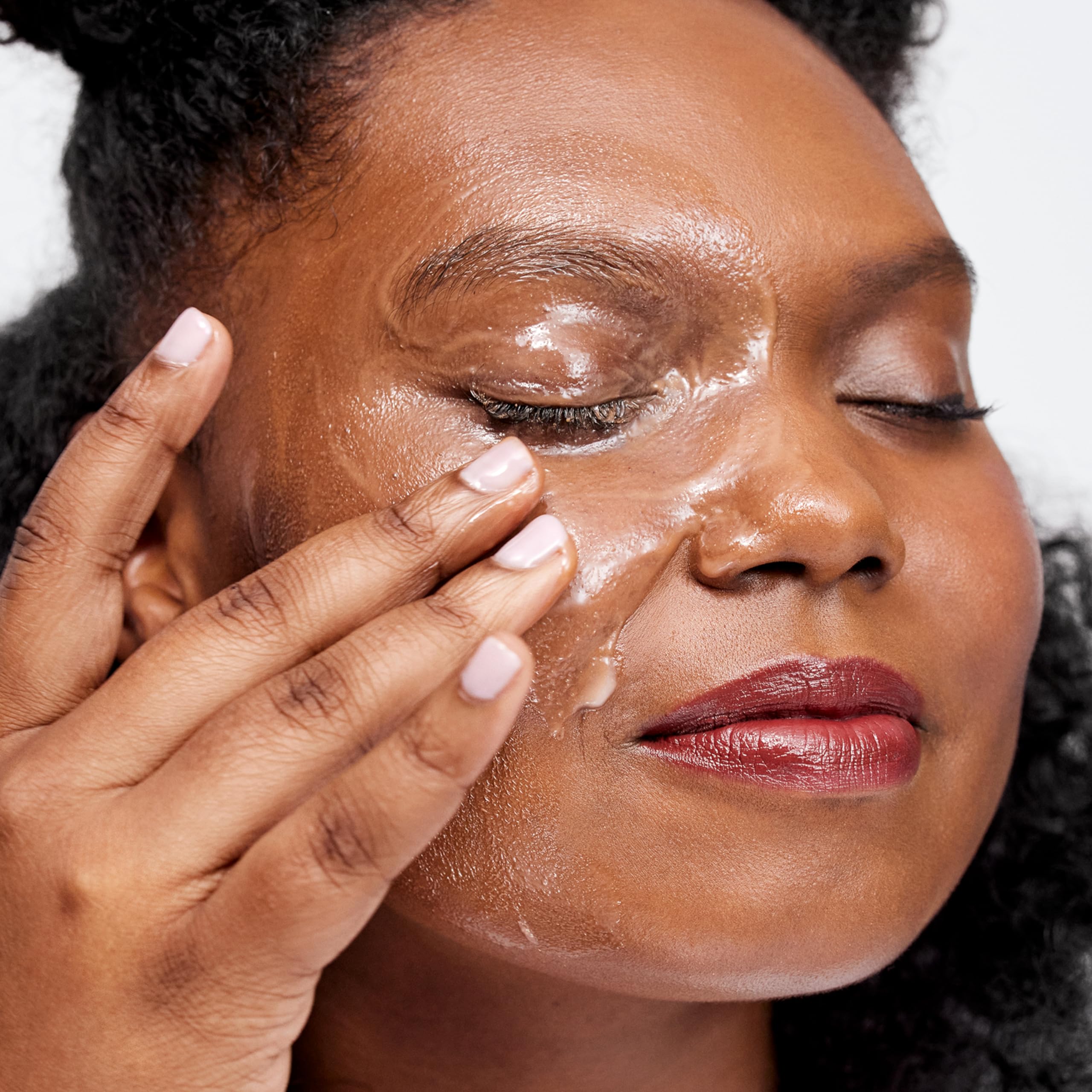 Clinique Take The Day Off contiene aceite de cartamo para suavizar.