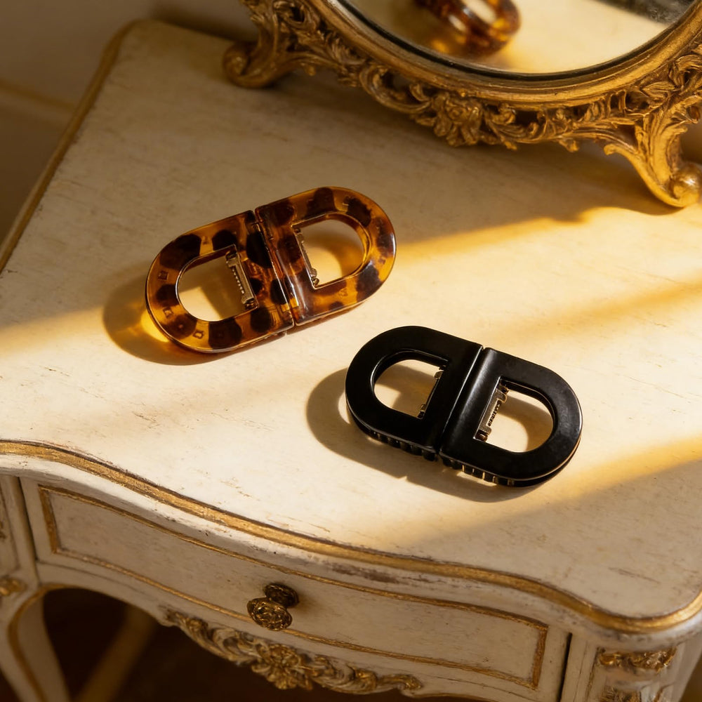 Clips magnéticos compactos en un envase práctico para viajar.
