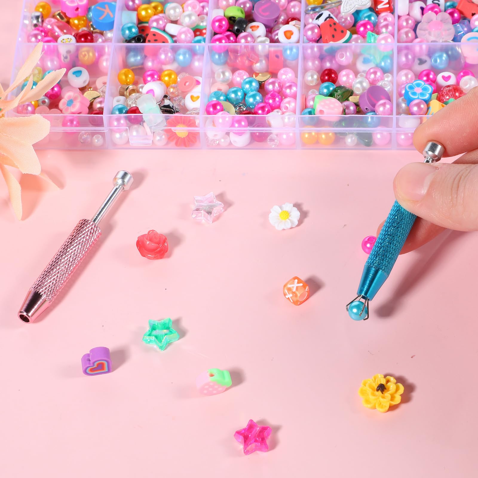 Cobee incluye dos pinzas de piercing en rosa y azul.