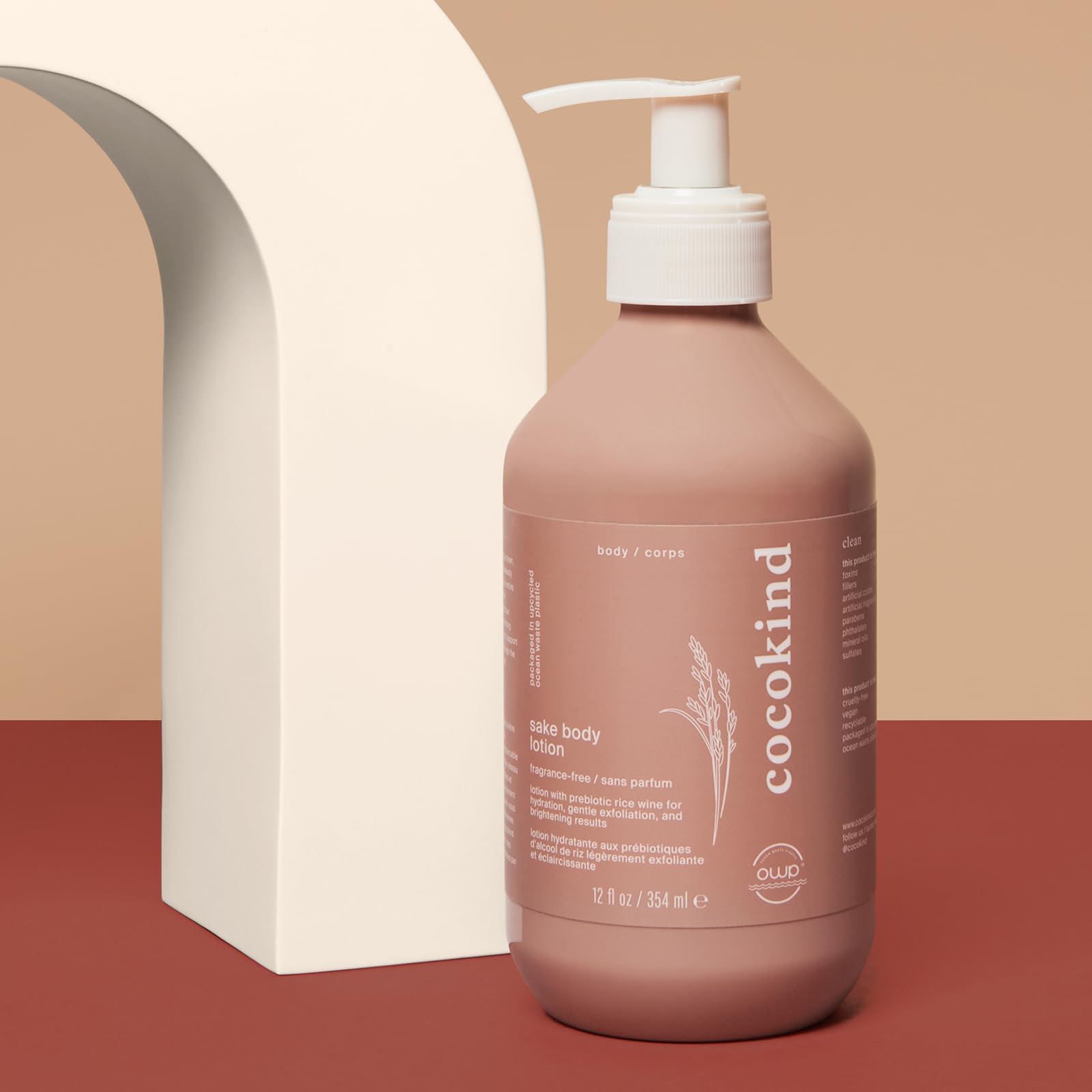 Aplicación suave de Cocokind Sake Body Lotion para piel hidratada.
