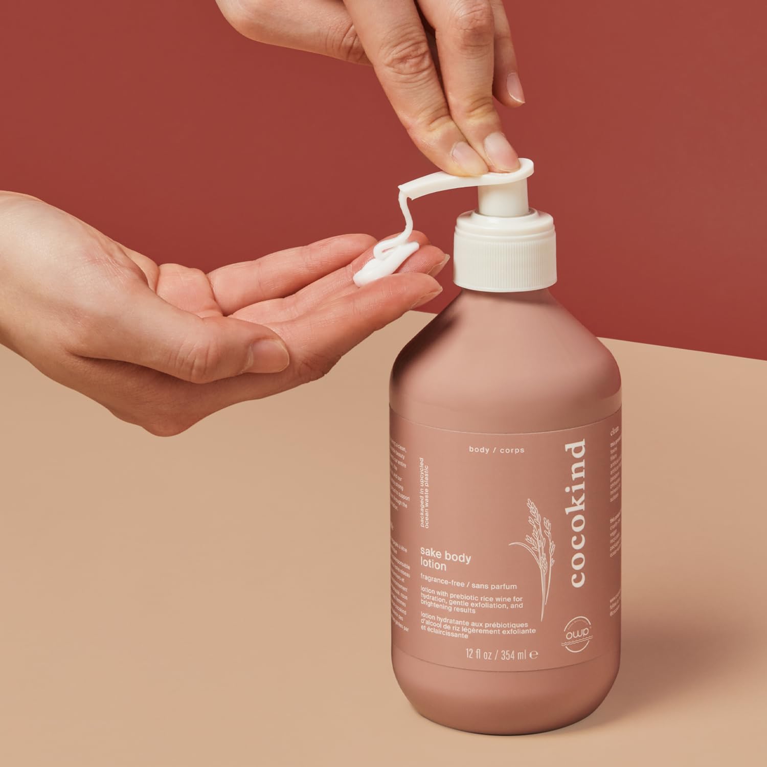 Cocokind Sake Body Lotion textura ligera, ideal para uso diario.