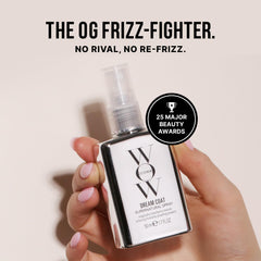 COLOR WOW Dream Coat, manos aplicando el producto para sellar suavemente la cutícula