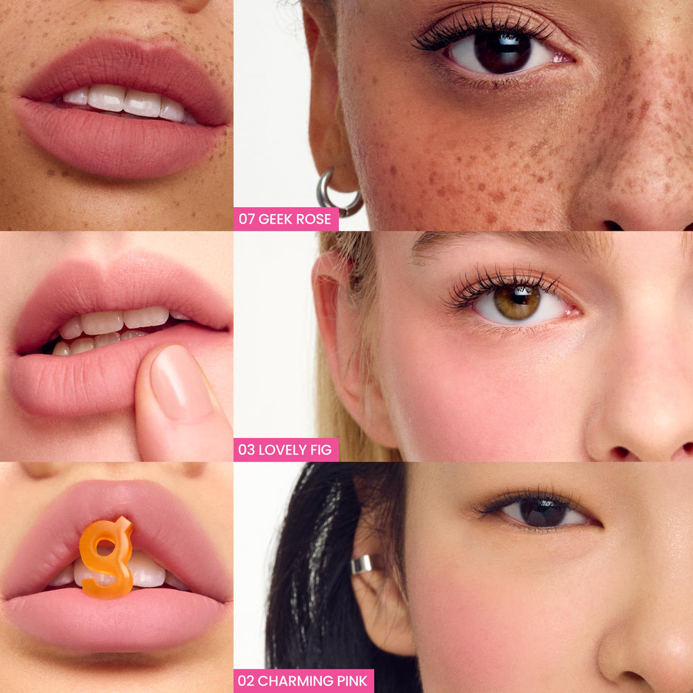 Aplicación del COLORGRAM Nude Blur Tint en mejillas, difuminado ligero para un rubor natural.