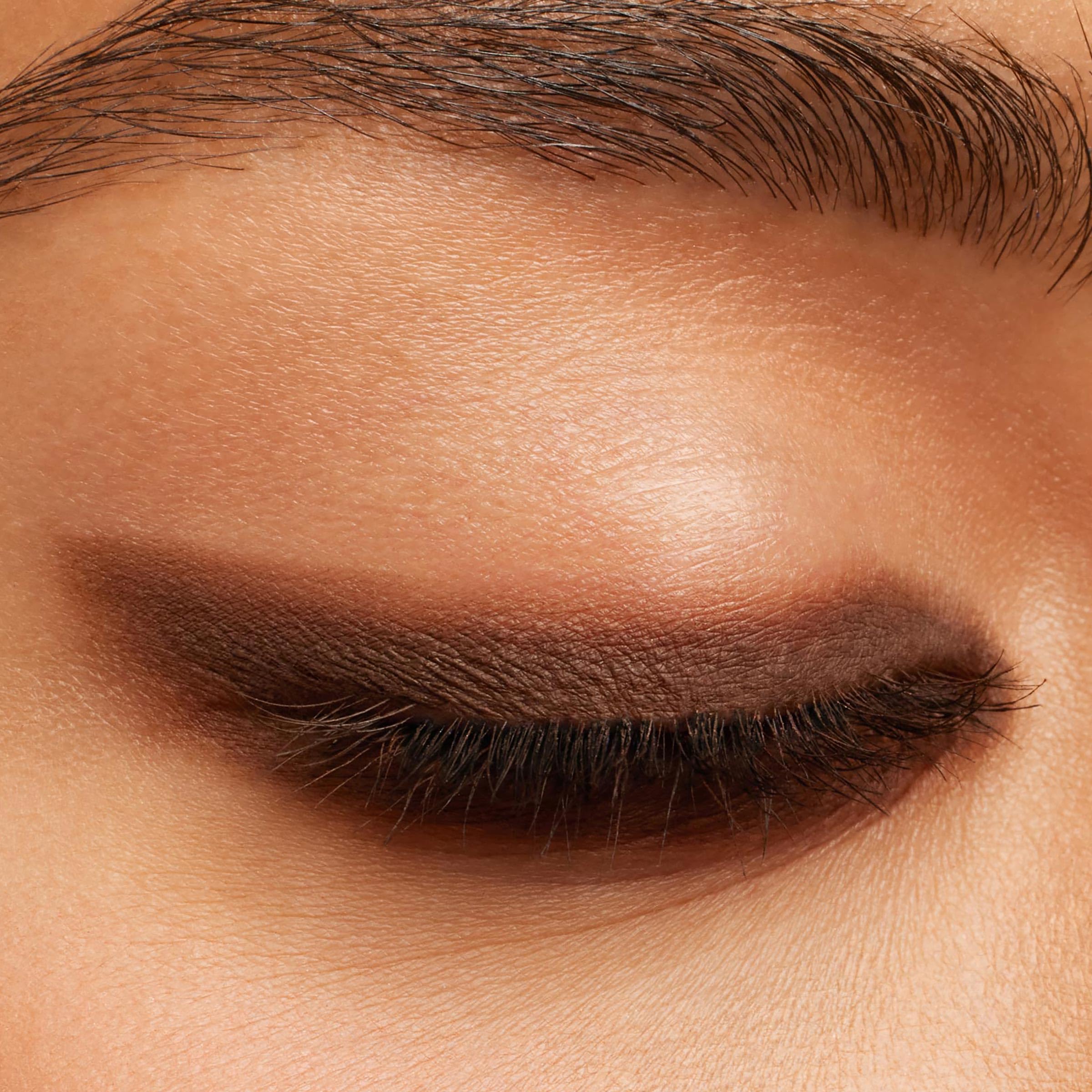 ColourPop acabados mate y metalizados para looks versátiles y duraderos.