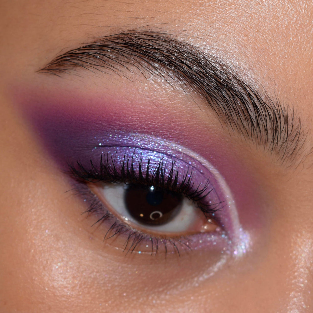 ColourPop All Amethyst Palette: acabado opalescente para toques de luz en el ojo.