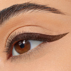 Delineador líquido ColourPop BFF: delineado con efecto ala para ojos definidos.