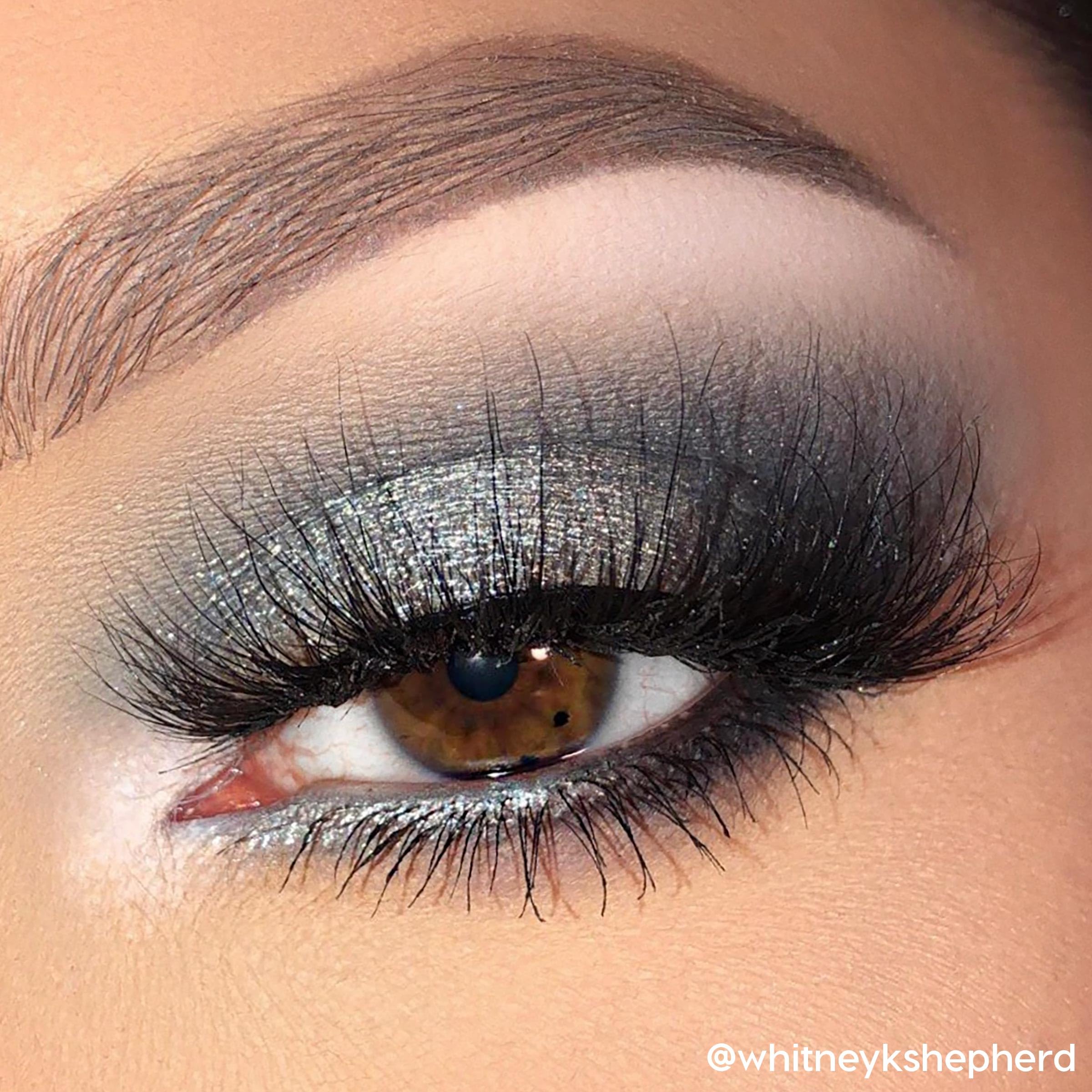 Destellos brillantes para iluminar el párpado ColourPop Blowin Smoke.