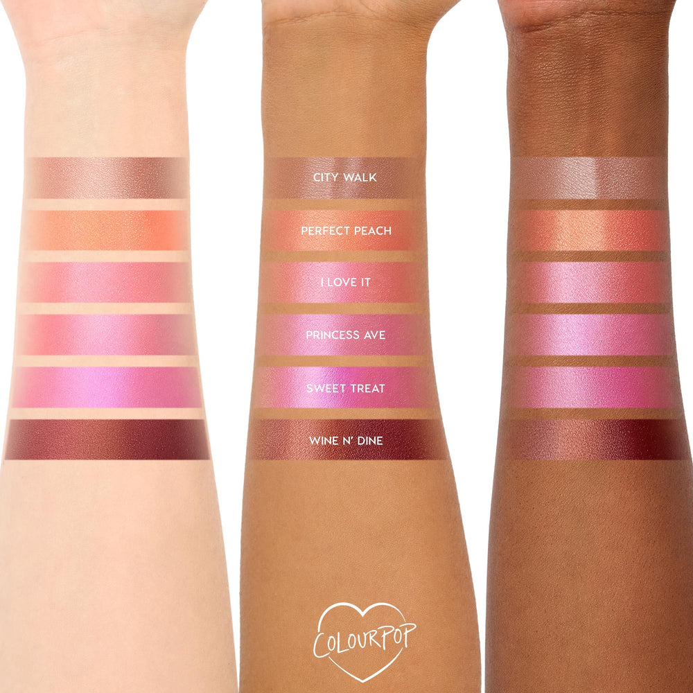 ColourPop blush líquido con musgo marino para retener humedad y confort.
