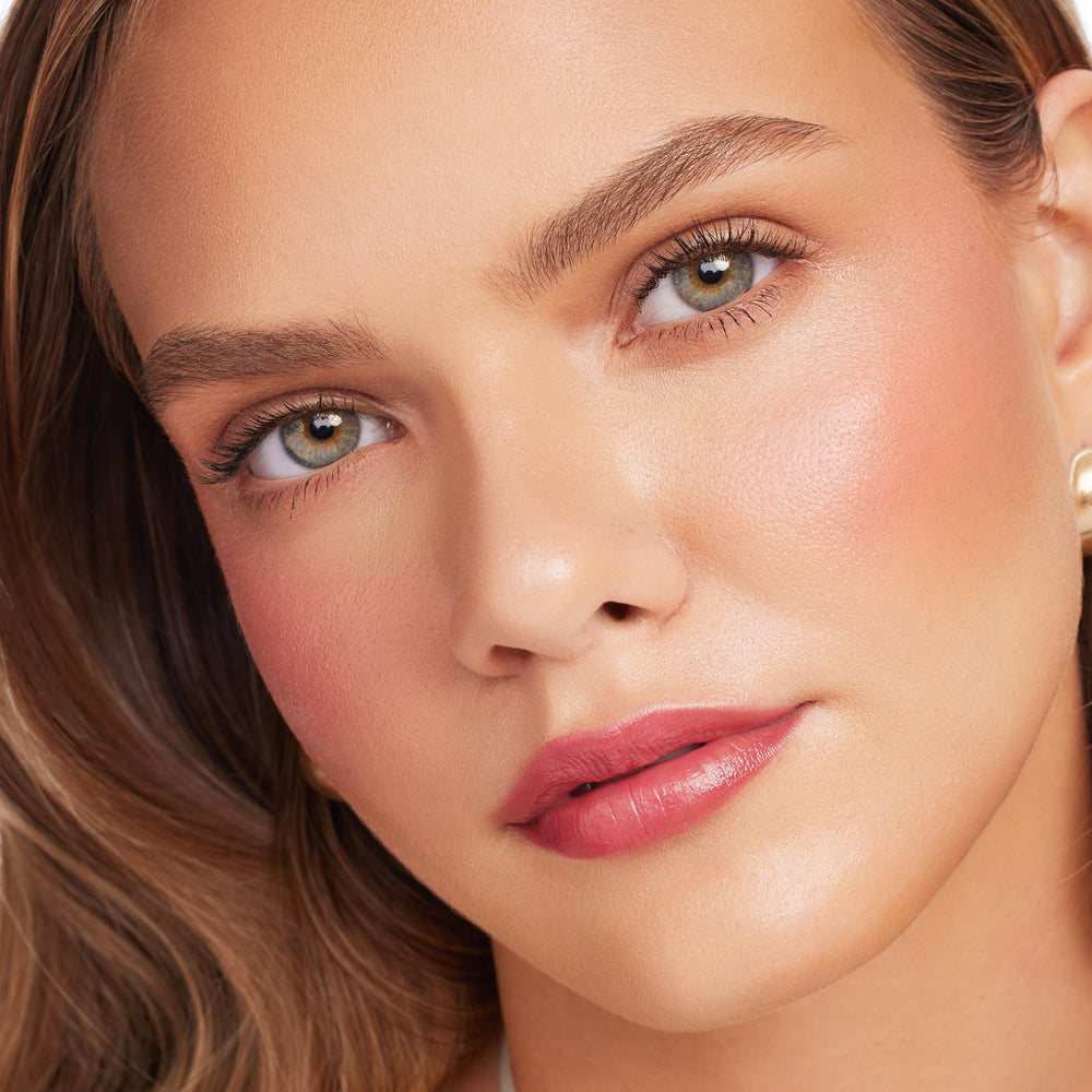 ColourPop Blush Stix acabado natural sobre base existente