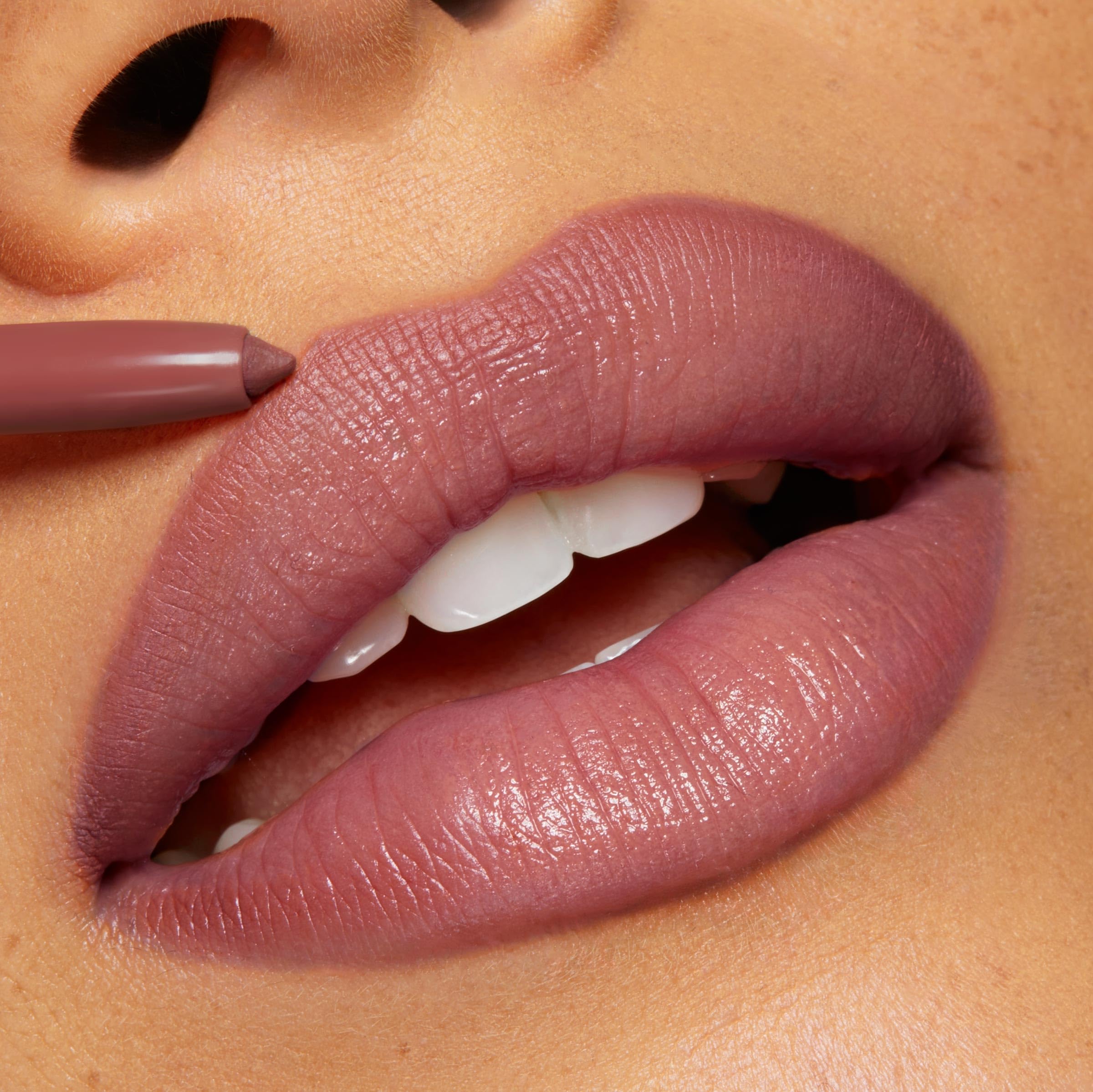 ColourPop So Juicy delineador retráctil, ideal para llevar solo o con brillo labial.
