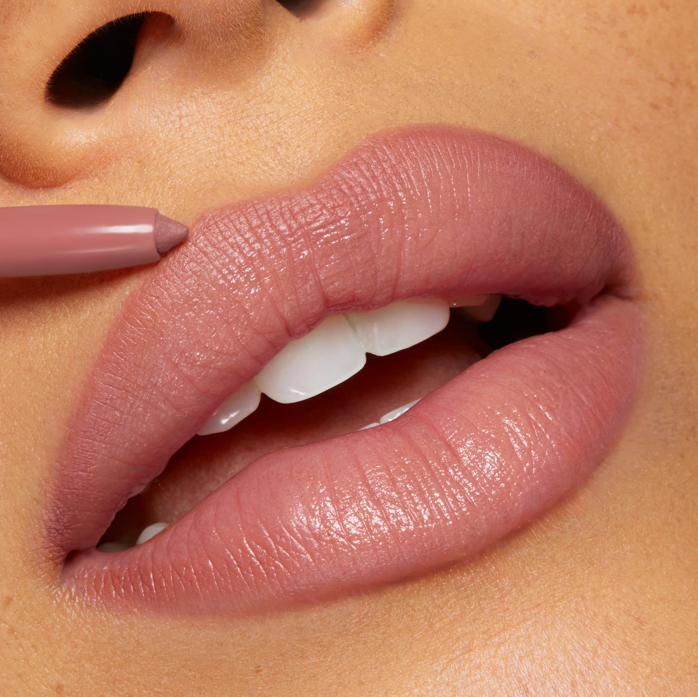 ColourPop So Juicy Plumping Lápiz Delineador Westwood: cosquilleo ligero durante la aplicación para activar el efecto.