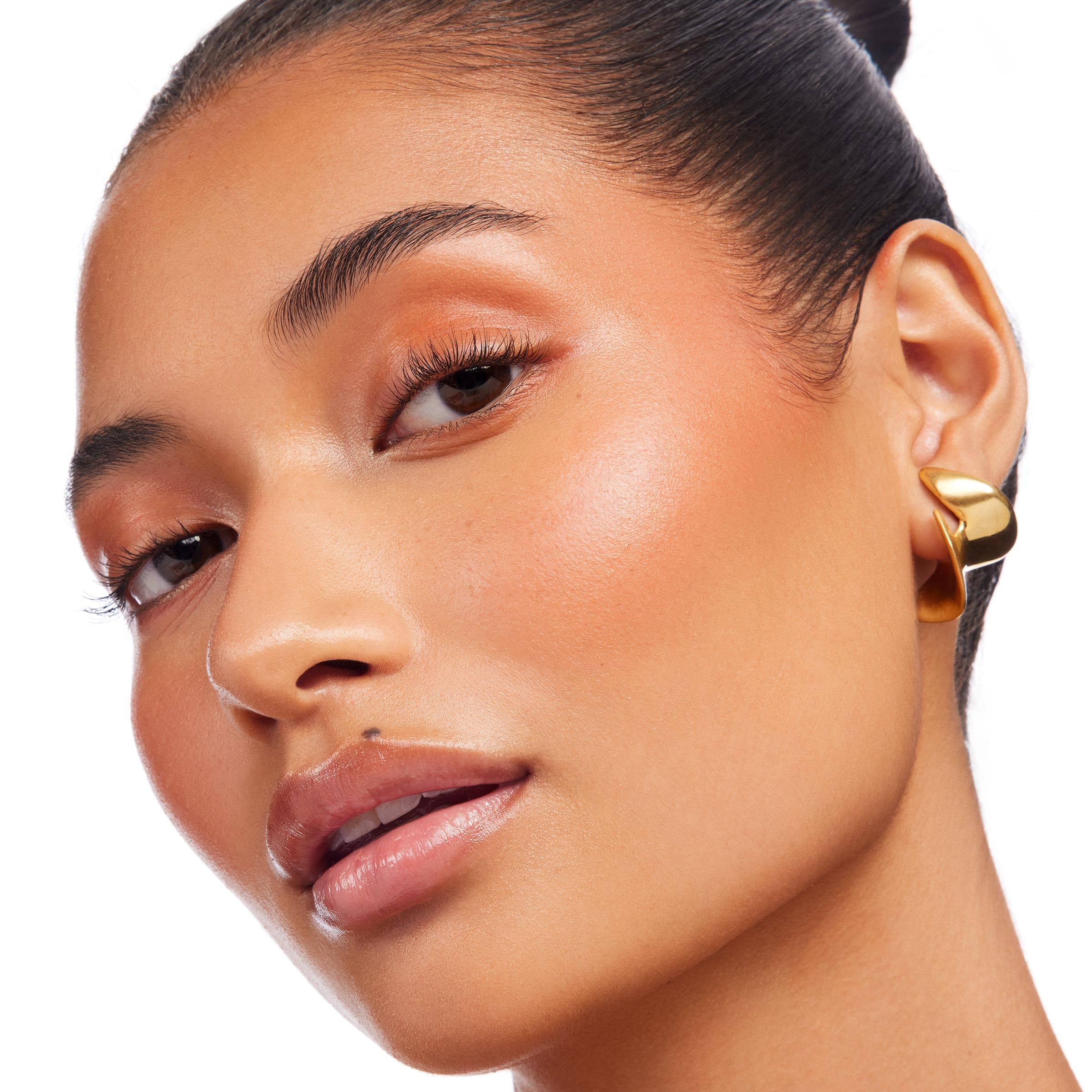 ColourPop Lite Stix ofrece un brillo duradero y fácil de difuminar.