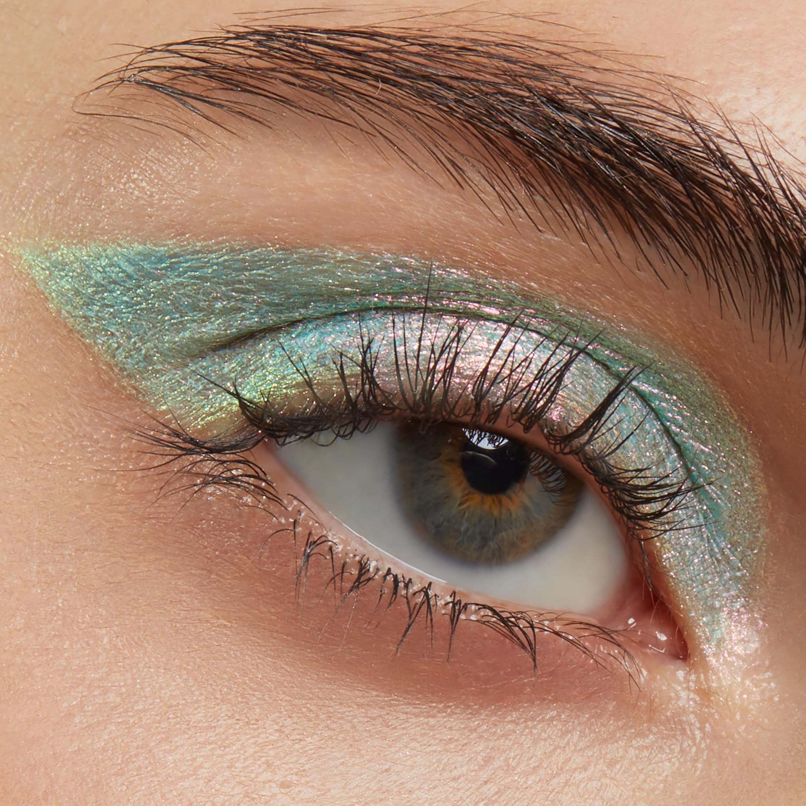 ColourPop Shadow Stix multichrome: pigmento intenso y duradero para la mirada.